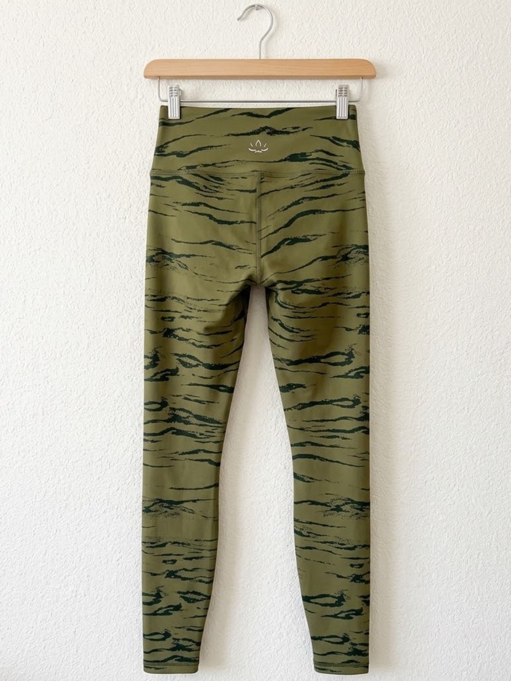 NEW Beyond Yoga High Waisted Midi Legging Olive Wood Jacquard LARGE